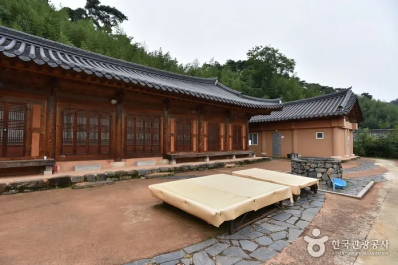 Yeonpung Gotaek (the Old House of Munchung) (연풍고택/문충고가)[한국관광품질인증제/ Korea Quality] (8/23)