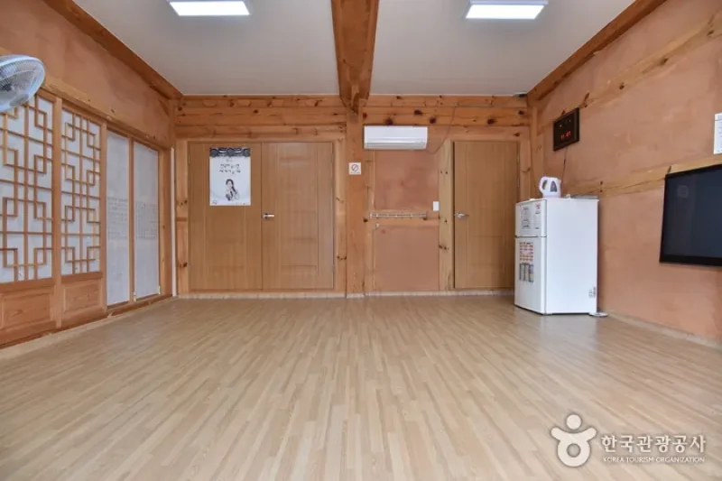 Yeonpung Gotaek (the Old House of Munchung) (연풍고택/문충고가)[한국관광품질인증제/ Korea Quality] (16/23)