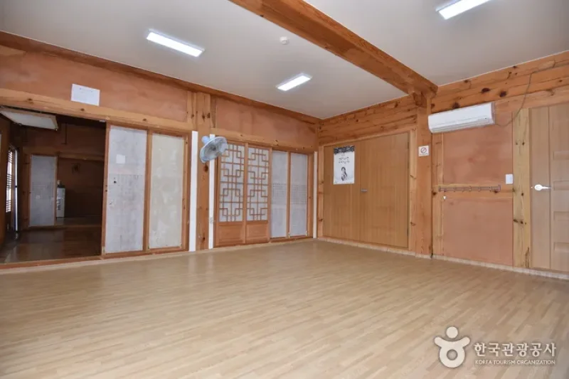 Yeonpung Gotaek (the Old House of Munchung) (연풍고택/문충고가)[한국관광품질인증제/ Korea Quality] (17/23)