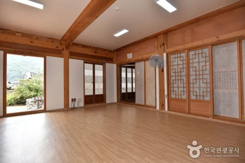 Yeonpung Gotaek (the Old House of Munchung) (연풍고택/문충고가)[한국관광품질인증제/ Korea Quality] (19/23)