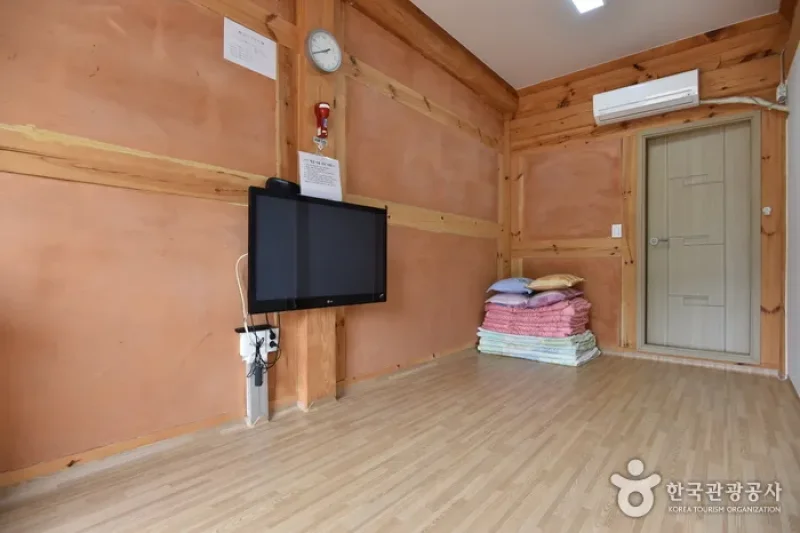 Yeonpung Gotaek (the Old House of Munchung) (연풍고택/문충고가)[한국관광품질인증제/ Korea Quality] (20/23)