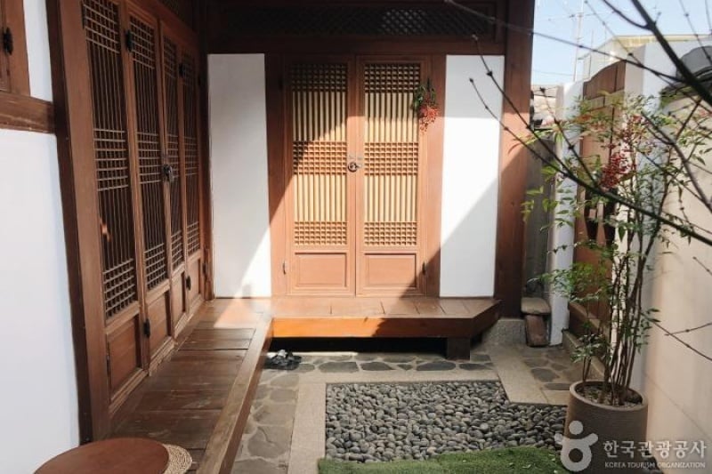 Roomin Bukchon [Korea Quality] / 루민북촌 [한국관광 품질인증] (1/2)