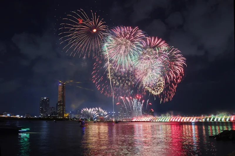 Celebrate BTS' 10th Anniversary with the Hangang Park Fireworks Viewing Tour <Aboard a Luxury Yacht + N Seoul Tower Ticket> (3/9)