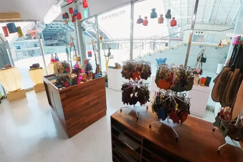 HANJISAENGGAK LeeDak Hanji Art Gallery - Incheon Sangsang Platform Branch (1/37)