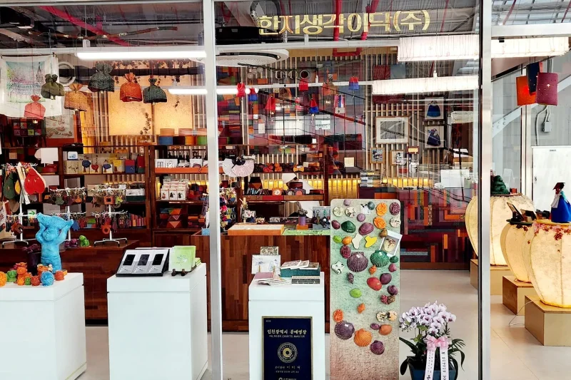 HANJISAENGGAK LeeDak Hanji Art Gallery - Incheon Sangsang Platform Branch (15/37)