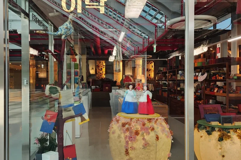 HANJISAENGGAK LeeDak Hanji Art Gallery - Incheon Sangsang Platform Branch (16/37)