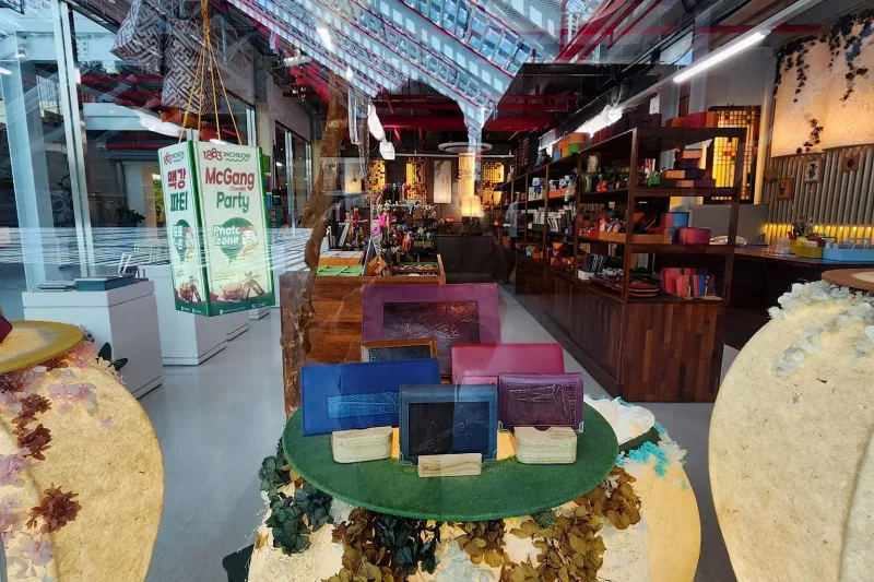 HANJISAENGGAK LeeDak Hanji Art Gallery - Incheon Sangsang Platform Branch (17/37)
