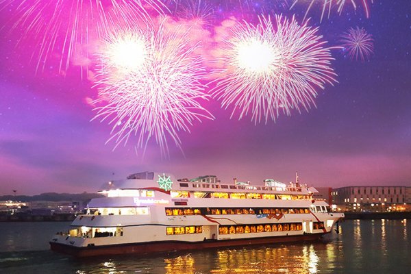 New Year's Eve Han River Buffet Dinner Cruise with Fireworks and Countdown Celebration in Seoul, Korea