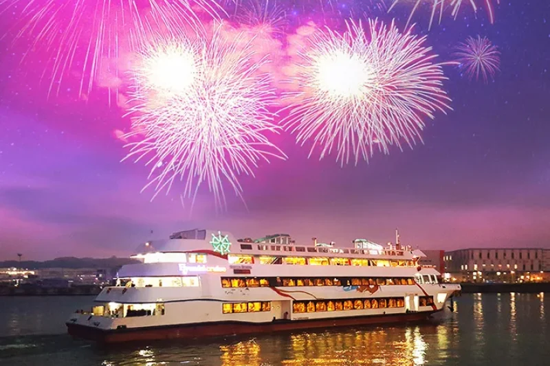 New Year's Eve Han River Buffet Dinner Cruise with Fireworks and Countdown Celebration in Seoul, Korea