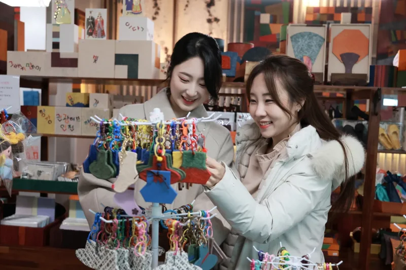 HANJISAENGGAK LeeDak Hanji Art Gallery - Incheon Sangsang Platform Branch (33/37)